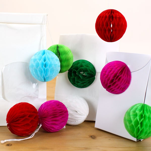 ایده دکوراسیون با آویز توپ کاغذی Paper ball